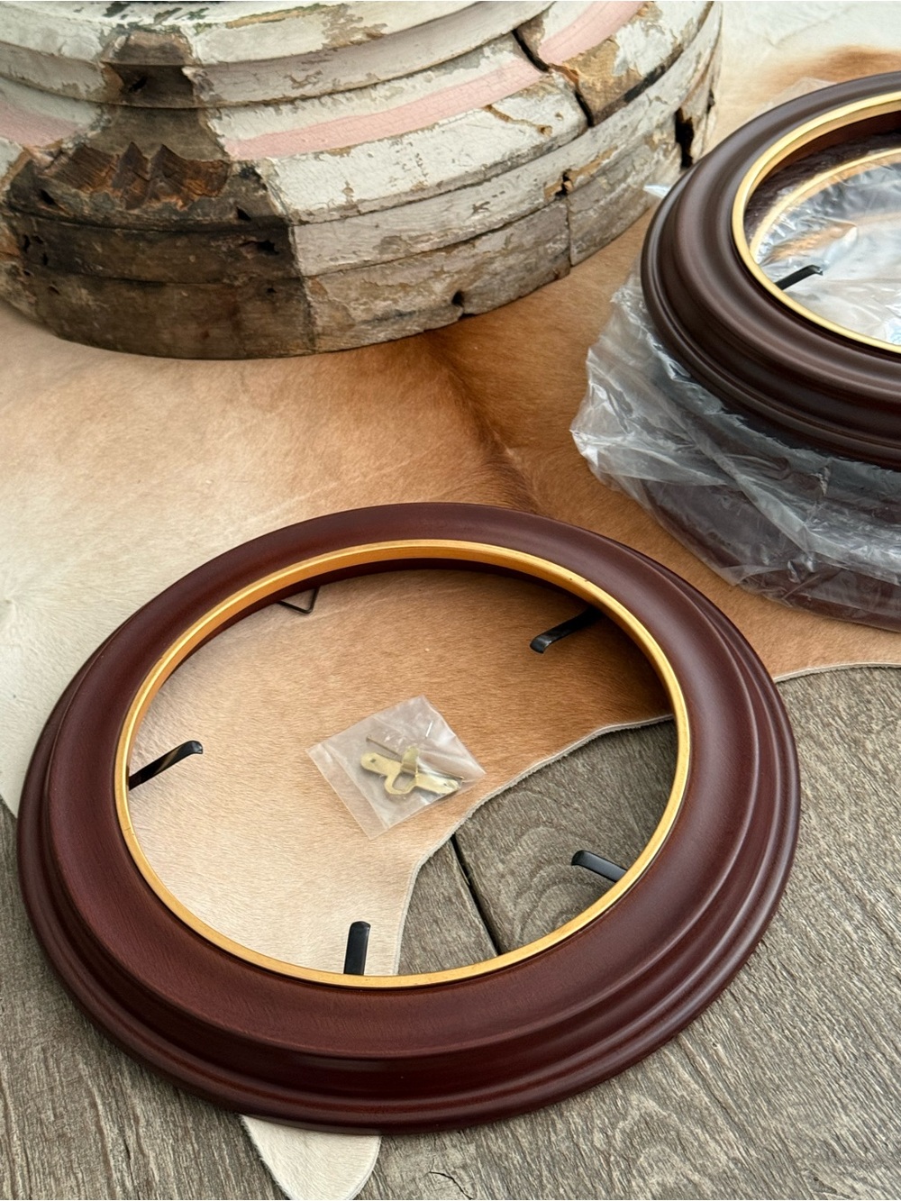 Vintage NWT Van Hygan & Smythe Round Wall Plate with Gold Trim in Mahogany Brown